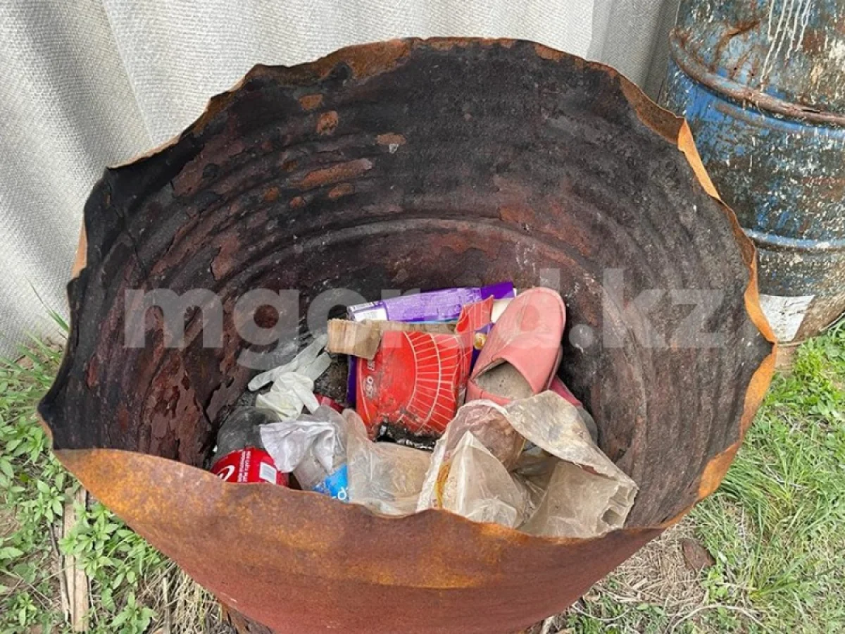 «Подумала, что пищит котенок»: Младенца нашли в мусорном баке в Уральске