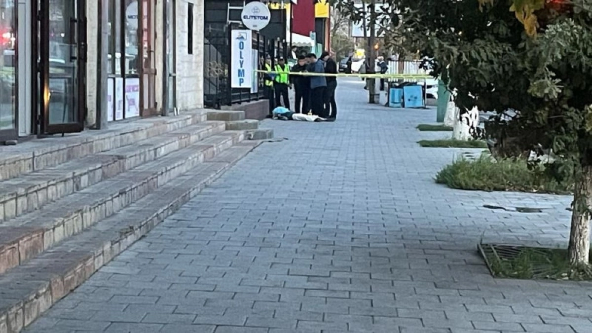 Кадр из видео/ Otyrar.kz