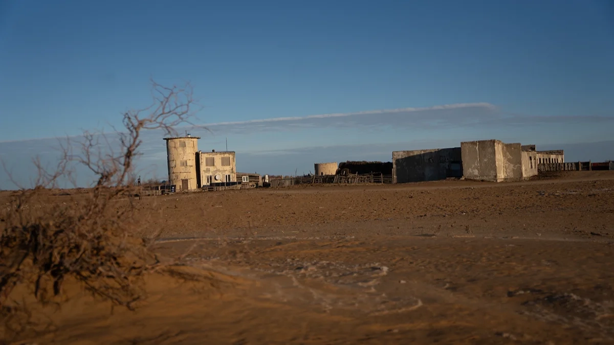 Заброшенная российская база, занятая пастухами. Фото: Рауль Упоров