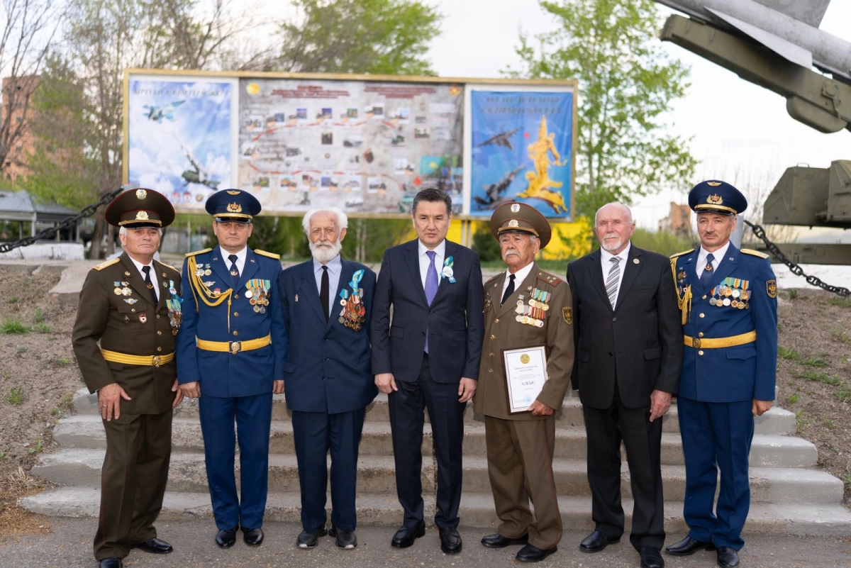 Юрий Новолоцкий — третий на фото слева/пресс-служба аким ВКО