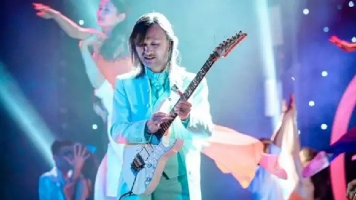 На фото исполнитель песни "Алтынай" Улыкпан Жолдасов