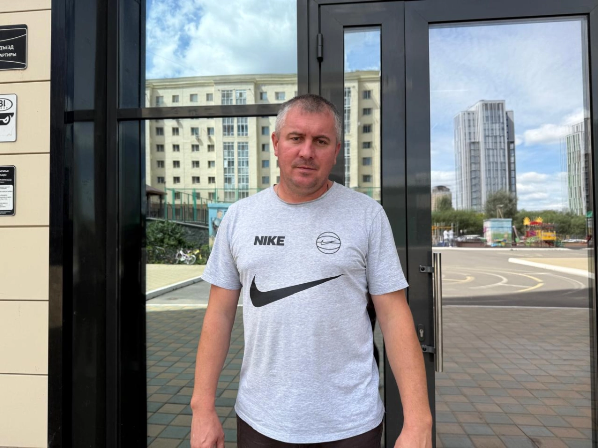 Отец задержанного казахстанца, Евгений Веселов, приехал в Астану из Риддера. Фото: ИА «NewTimes.kz»