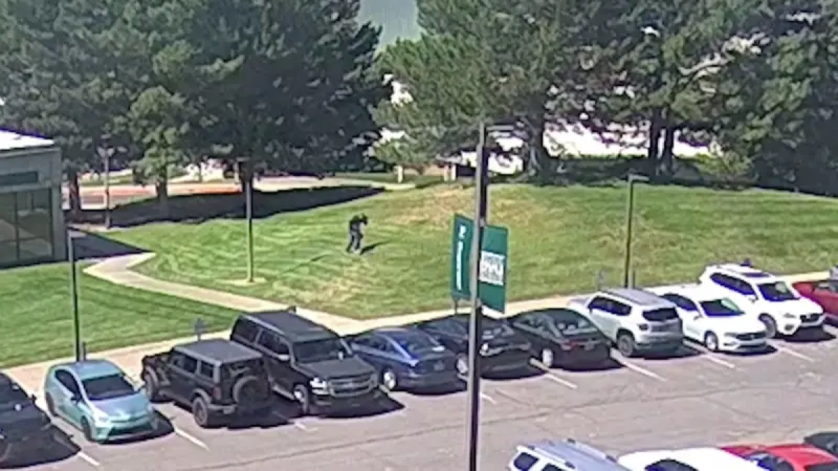 Скриншот с видео, показанного на пресс-конференции с участием главы ФБР