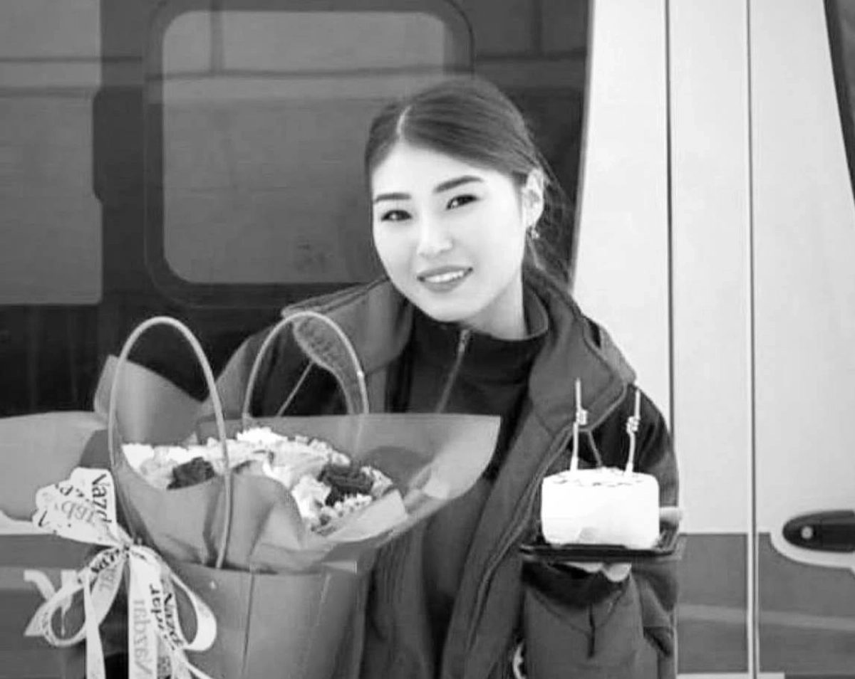 На фото погибшая после обрушения облицовки фельдшер Ұлдана Мырзуан