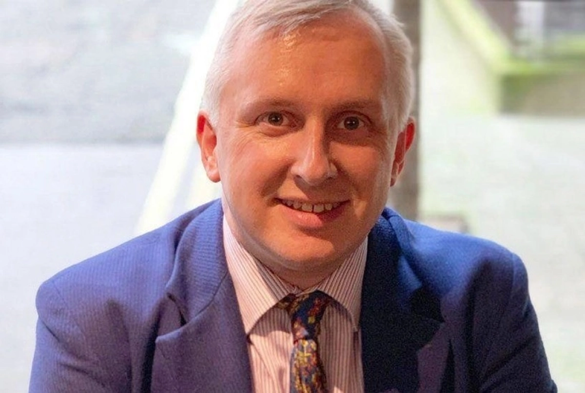 На фото Нил Ватсон