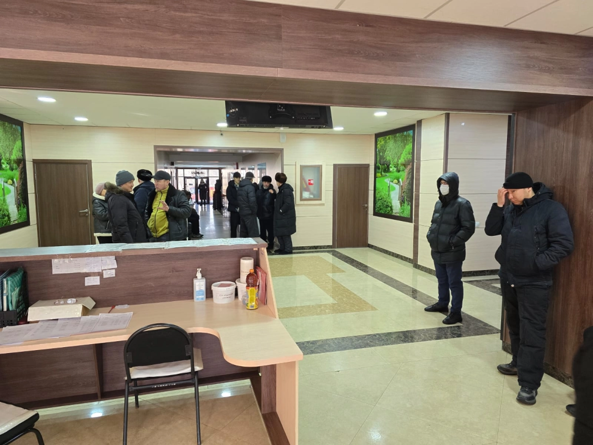 На фото родные и близкие в приёмном покое/ ИА «NewTimes.kz»