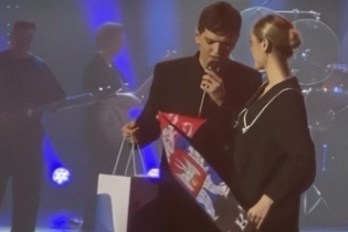 Акмаль выступил в Донецке, где принял пакет в цветах российского флага