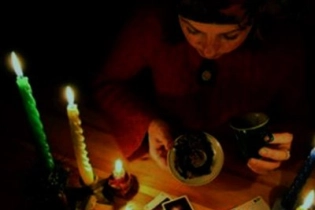 В Таразе женщина в черном платке «насылала порчу» на автомобилистов