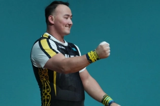 Казахстанский тяжелоатлет взял три золота в Эр-Рияде