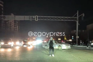 Без электричества и полиции: алматинцы сами организовали движение на дорогах