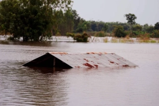 Число погибших из-за наводнений во Вьетнаме выросло до 90