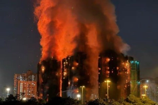 Крупнейший пожар в жилом комплексе Гонконга унес жизни 13 человек