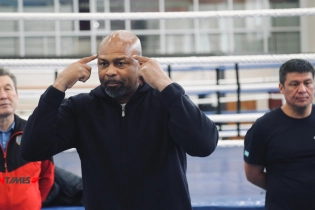 Рой Джонс тренирует юных боксеров в Астане. Фоторепортаж