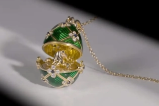 Мужчина проглотил яйцо Фаберже и шесть дней ходил в туалет под присмотром полиции