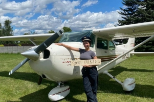 «Я с детства стремилась в небо»: 19-летняя девушка из Атырау управляет самолётом