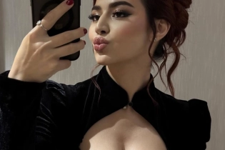 Сняла хиджаб и открыла грудь: откровенный снимок девушки рассорил казахстанцев