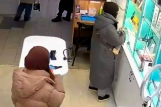 Две девушки в никабах украли несколько iPhone из магазина в Актобе