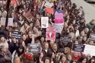 Тысячи женщин вышли на протесты в Турции после обезглавливания гражданки Узбекистана