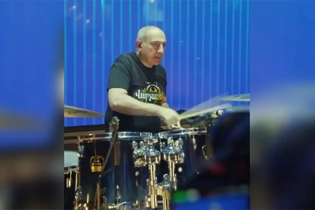 Премьер-министр Армении сыграл на концерте собственной группы в Ереване