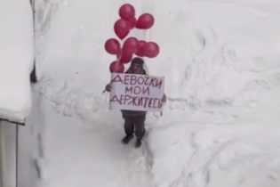 Мама приехала поддержать дочь в роддом и случайно согрела сердца сотен казахстанских женщин
