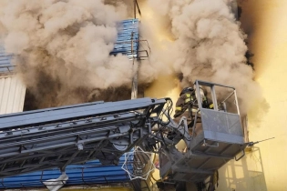 Почти полдня в Усть-Каменогорске тушили пожар в захламлённой мусором квартире