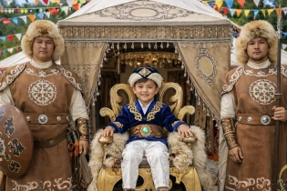 Зачем казахи сажают детей на трон и показывают гостям