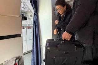 Даригу Назарбаеву заметили на регулярном рейсе