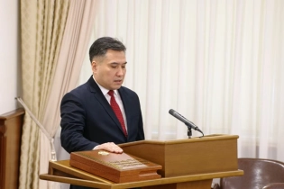 Преемник Тамары Дуйсеновой разволновался во время принесения присяги в Правительстве