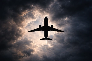 Неизвестный самолет из США пролетает над Казахстаном