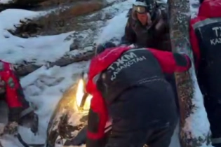 Двух мужчин эвакуировали из глубокого ущелья в горах Карагандинской области