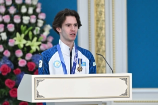 «Казахстанцы ждали 32 года»: Токаев наградил Михаила Шайдорова