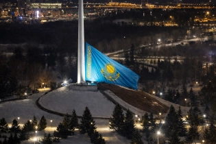 Приспущенный флаг на Площади госсимволов Астаны перепугал казахстанцев