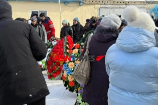 Под Астаной проходят похороны семьи, жестоко убитой и расчлененной родственником