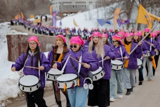 В Алматы прошёл женский марш «Жаңа адамдар» в поддержку референдума