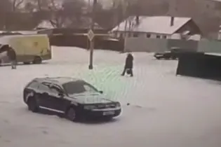 В Караганде женщина погибла под упавшим столбом