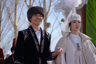 Массовая свадьба в Астане: сразу пять пар заключили брак в Наурыз