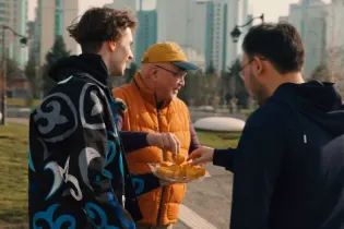 Олимпийский чемпион Шайдоров угостил алматинцев баурсаками