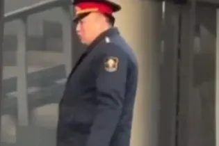 Главу МВД Кыргызстана оштрафовали за курение в общественном месте