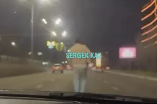 Пешеход на проезжей части едва не спровоцировал ДТП в Алматы