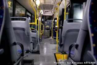 Схватил за шею и полез с поцелуем в автобусе Алматы: мужчину задержали