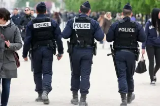 Во Франции мужчина запер девятилетнего сына в фургоне на год