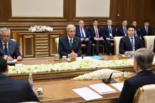 Токаев предложил Мирзиёеву совместно улучшать экологию в Алматы и Ташкенте