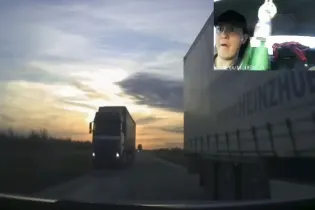 В Казахстане водитель чудом выжил, «просочившись» между летевших навстречу фур. Видео