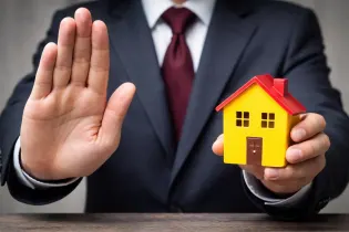 В Астану и Алматы не пускают? Иностранцы массово пожаловались на трудности с ВНЖ