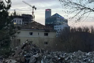 «Золотая» земля за копейки: у жителей поселка в центре Астаны со скандалом отбирают дома