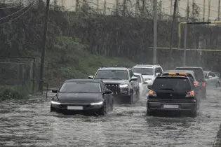 Алматинцы потребовали выдать им лодки: город ушел под воду после дождя