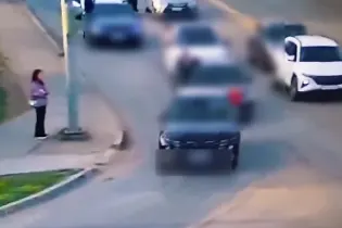 Свадебный кортеж устроил опасное шоу на дорогах Уральска