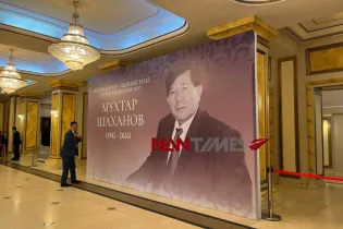 Сотни людей пришли проститься с Мухтаром Шахановым в Алматы