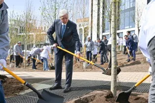 Токаев принял участие в республиканской экологической акции “Таза Қазақстан“