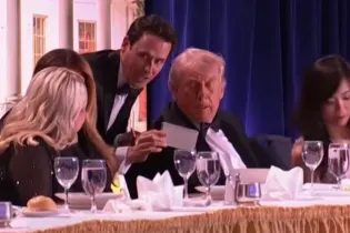 Трампа срочно эвакуировали с мероприятия в Вашингтоне из-за стрельбы